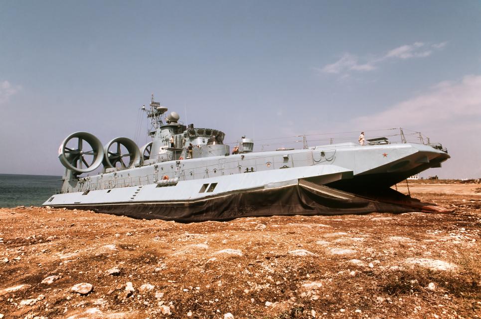 Малый десантный корабль на воздушной подушке «Зубр»